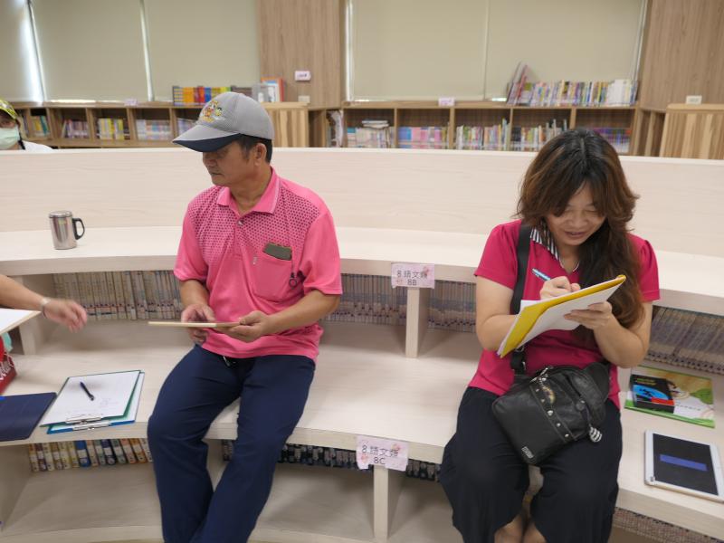 志工認真學習如何使用資訊設備，學習各領域知識