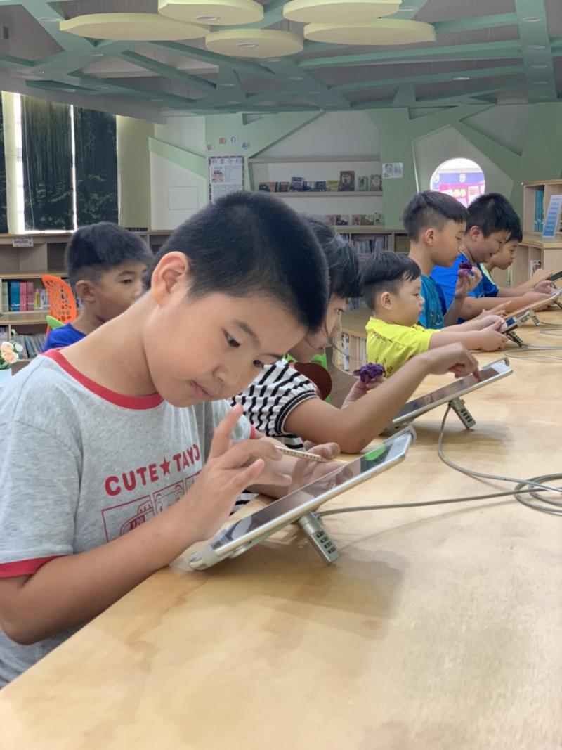 社區共讀站不分年齡層使用。這小小年紀的這些孩子們,懂得來共讀站使用平板查詢資料,補充知識。和樂融融!