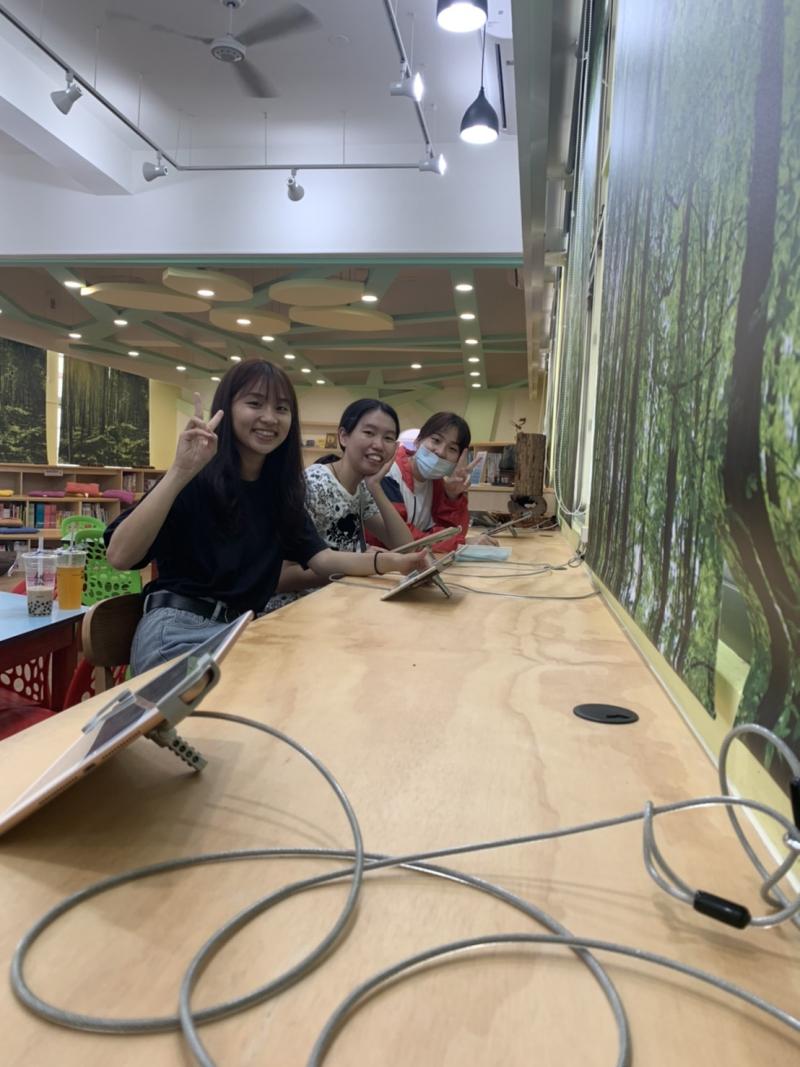 歡迎校友回到母校,善加利用社區共讀站,感覺母校的圖書館煥然一新,使用平板走在資訊的前端。真是太讚了!