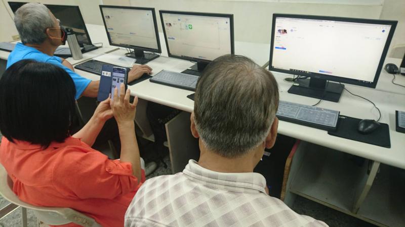 教導學員如何登入電腦版LINE
