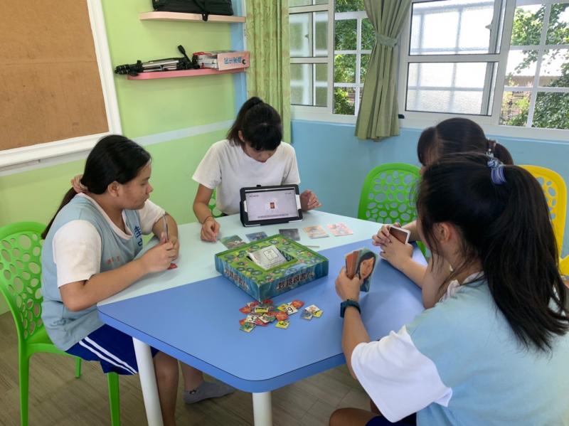 桌遊課程結合社區資訊站資源，提升學生學習動機。