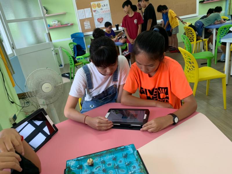 運用平板電腦結合桌遊課程，提升學生學習興致。