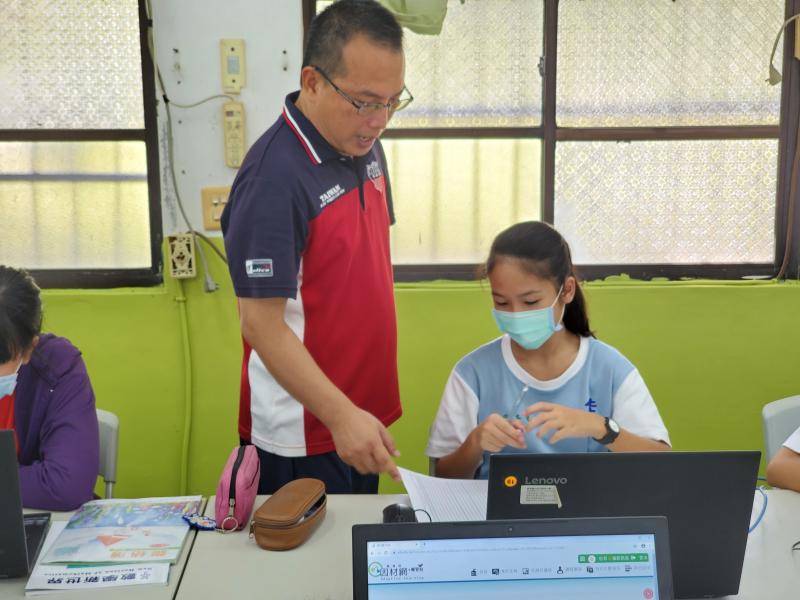 運用電腦教室及社區資訊站協助學生雲端自學
