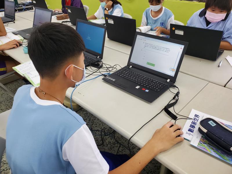 運用電腦教室及社區資訊站協助學生雲端自學