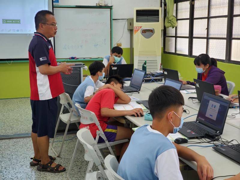 運用電腦教室及社區資訊站協助學生雲端自學
