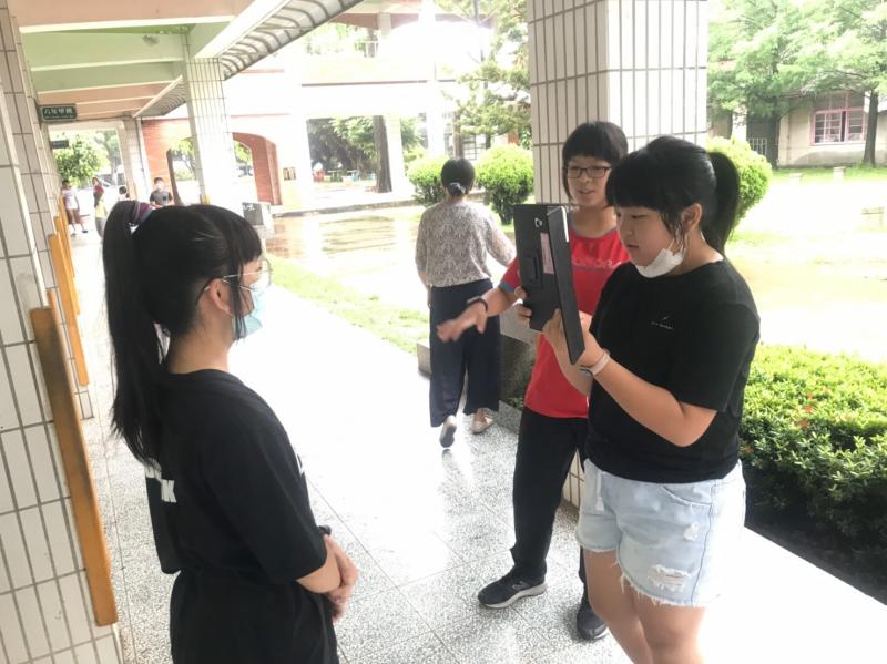 使用平板拍攝我也可以是小小記者