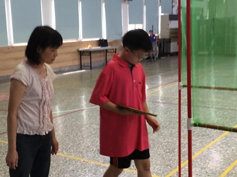 老師指導學生程式