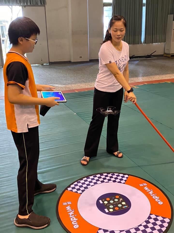 老師指導學生程式