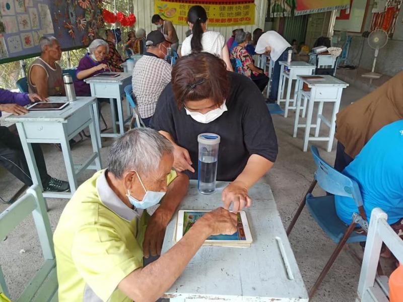 不管是兩個人還是三個人一組，都很認真