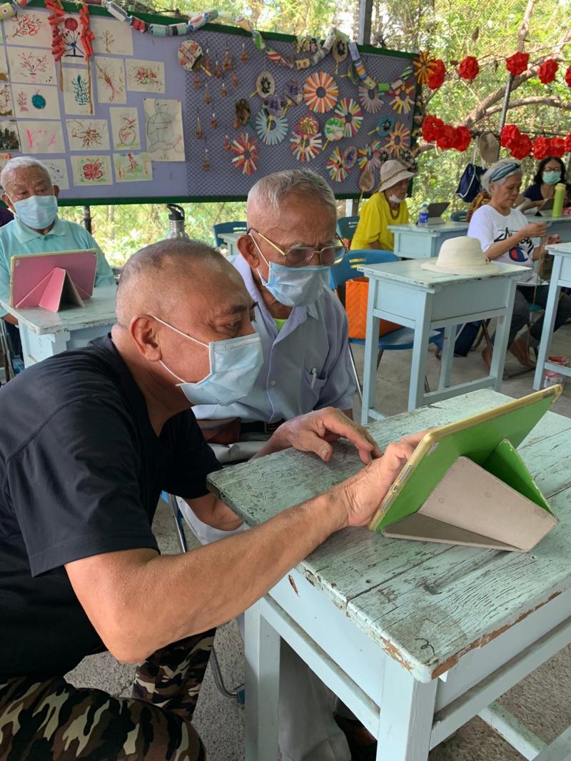 不管是健康操還是排球賽，vuvu都看得津津有味
