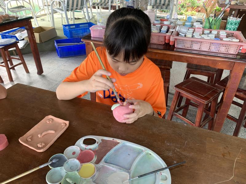 學生認真創作陶藝作品