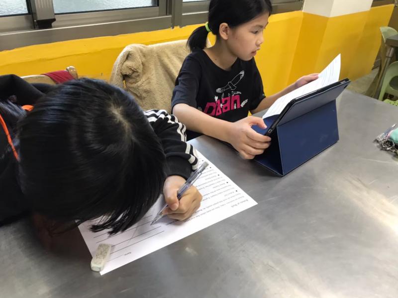 學生利用平板進行英語翻譯分組練習