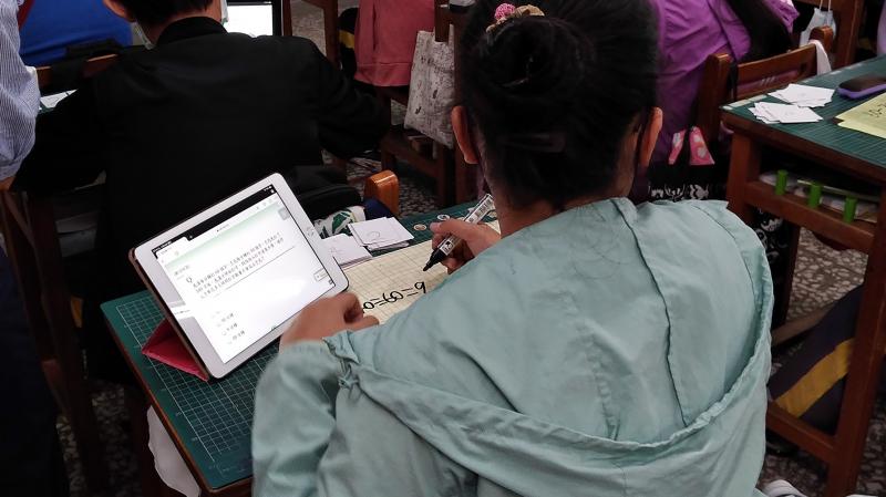 學生利用資訊站平板進行學習
