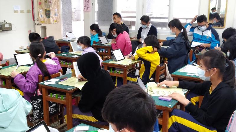 觀課老師觀察並給予意見