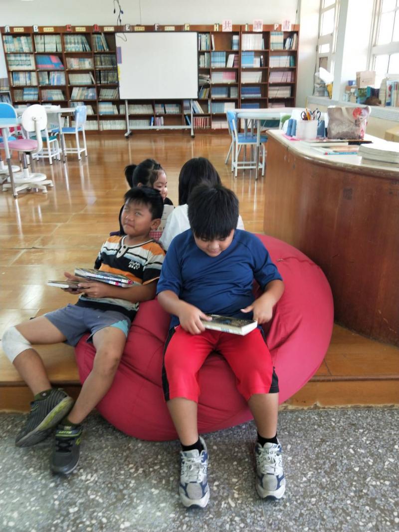 社區資訊站裡小孩最愛的懶骨頭