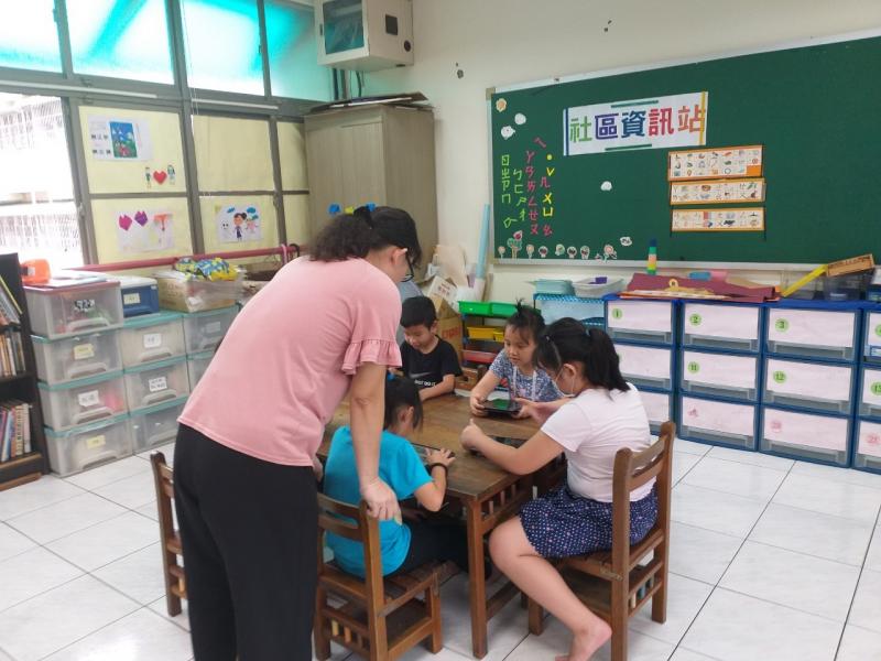 老師指導平板學習