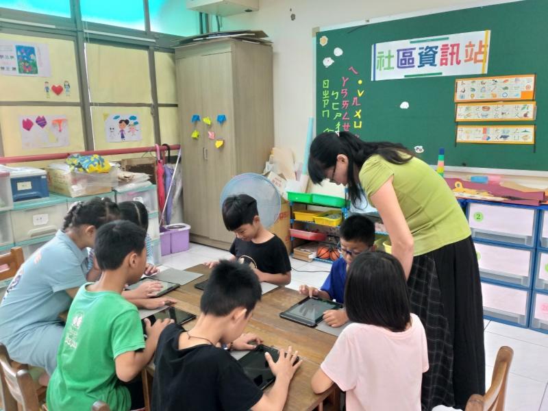 老師指導平板學習
