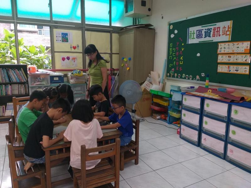 社區居民學童使用平板