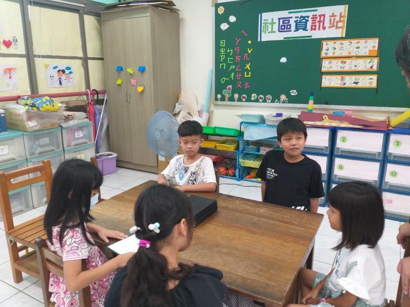 社區居民學童使用平板