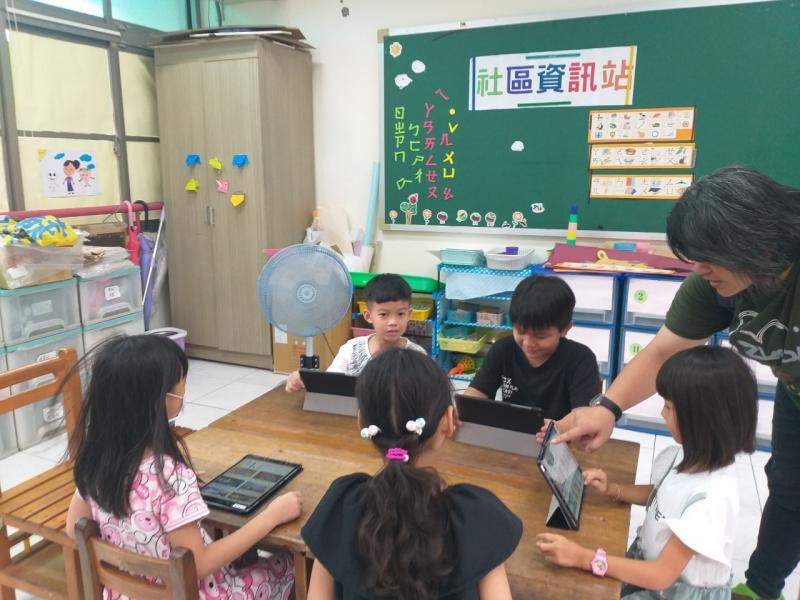 社區居民學童使用平板
