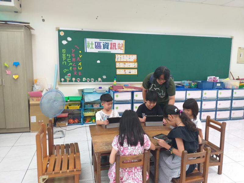 社區居民學童使用平板
