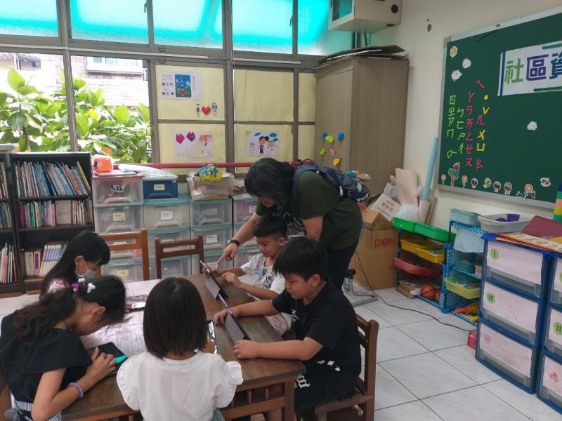 社區居民學童使用平板