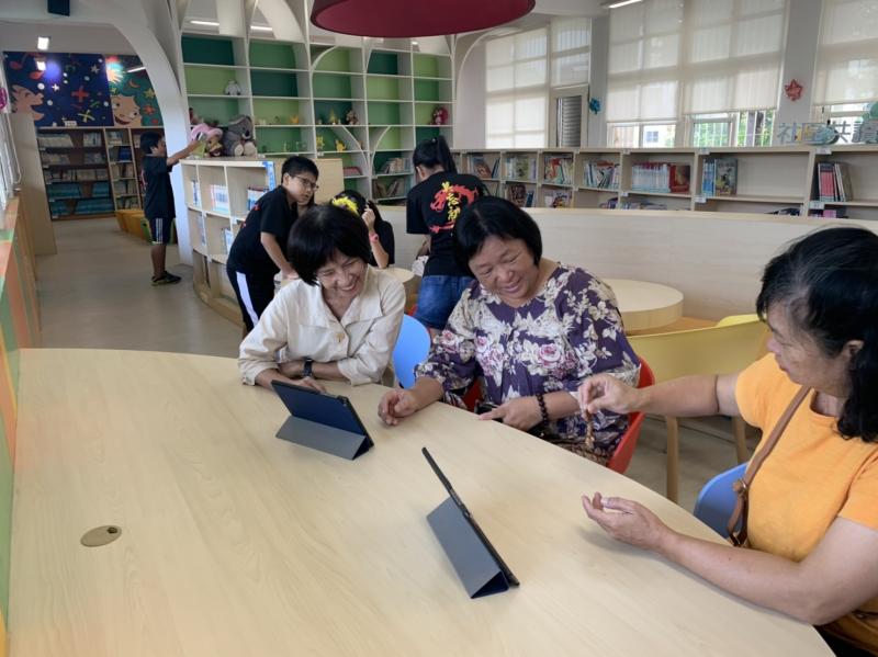 社區資訊站可以學習也可以聯或感情。