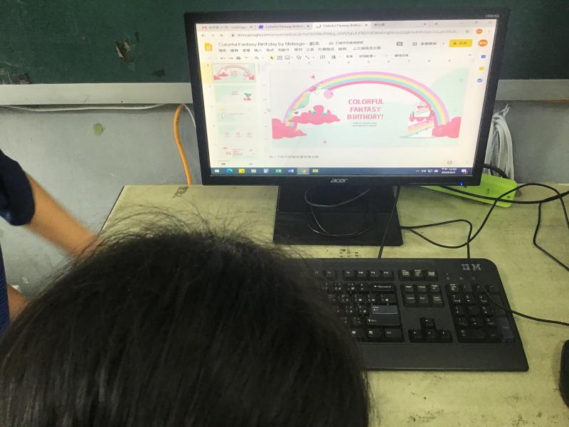 學生在製作屬於他自己的簡報