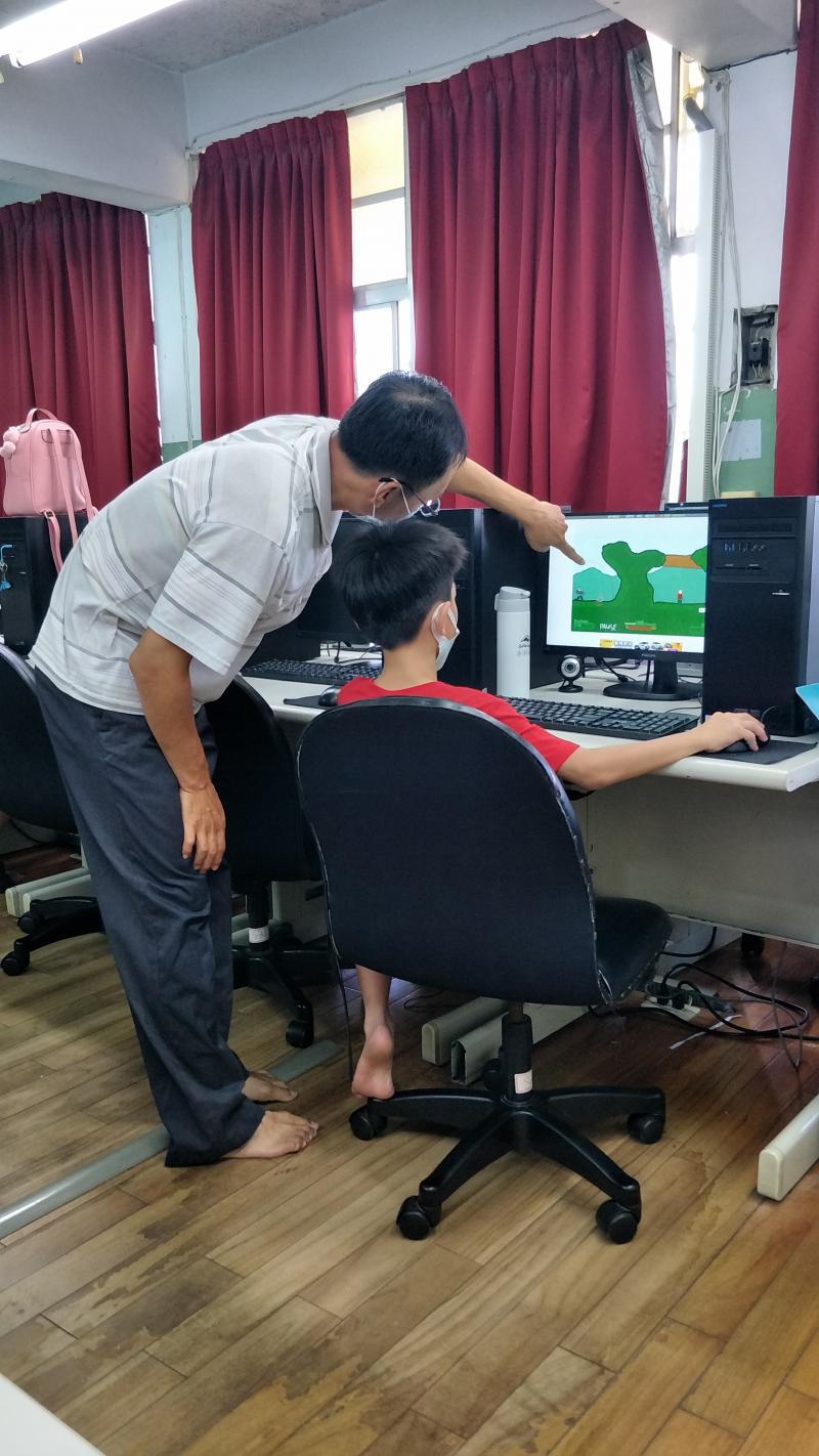 家長親自指導孩子上網，杜絕暴力以及色情。