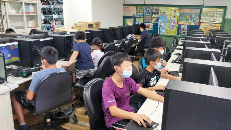 有時志工老師也會指導上網禮儀，並巡視杜絕色情烙立網站。