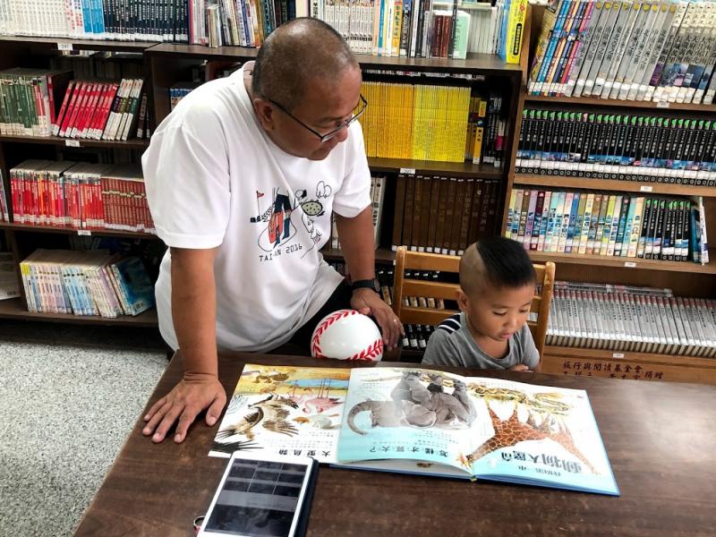 孩子一翻開書，對書中好多的動物表示「哇!」