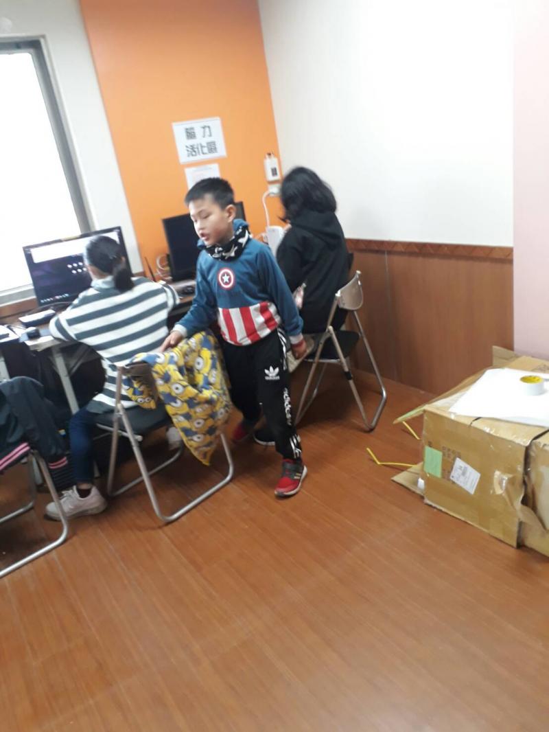 學生使用電腦查詢資料。