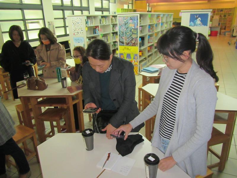 民眾一起討論戰局