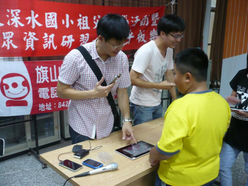教師指導學生如何教會長輩無線上網