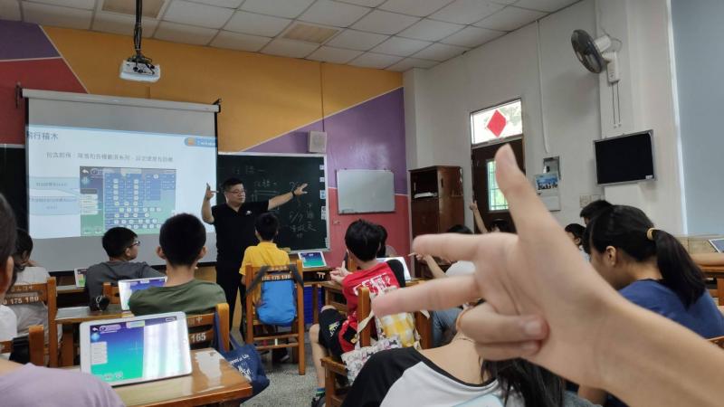 Tello EDU 還有更多「飛」凡樂趣值得探索，它小巧輕便。