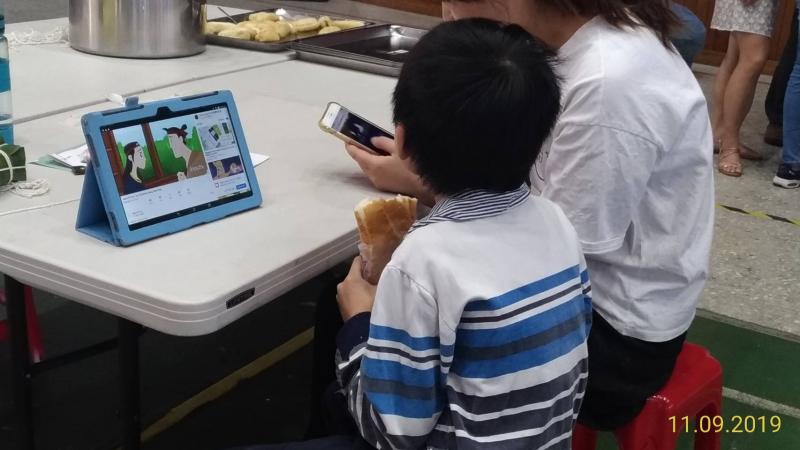 親子共同使用平板瀏覽上課資料