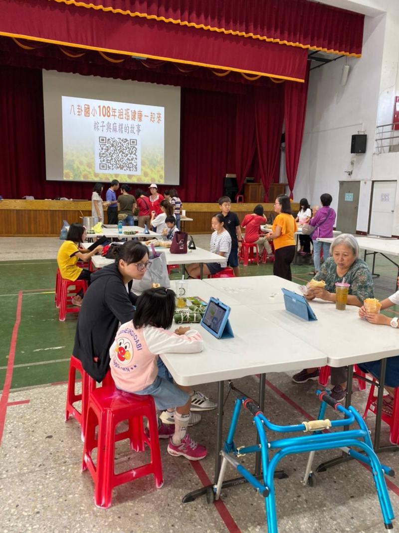 祖孫共同使用平板瀏覽上課資料