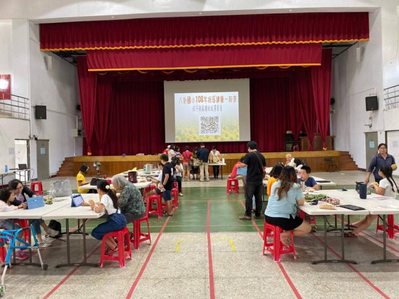 親子共同使用平板瀏覽上課資料