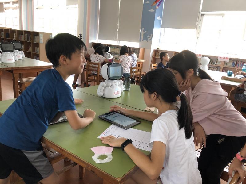 學生聚精會神的討論如何設計