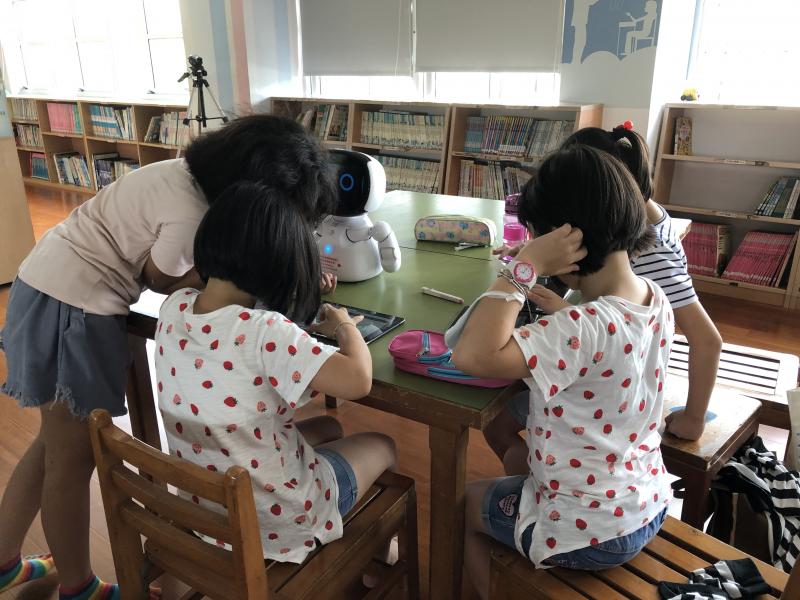 學生聚精會神的討論如何設計