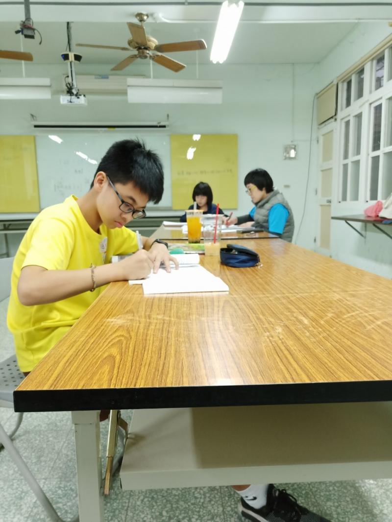 認真習寫作業的學生。