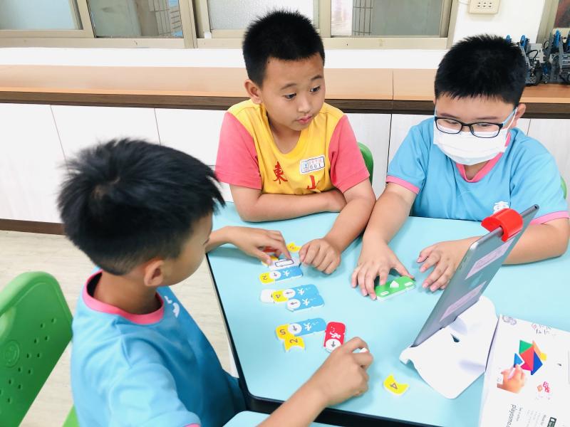 學生一起互相合作完成關卡