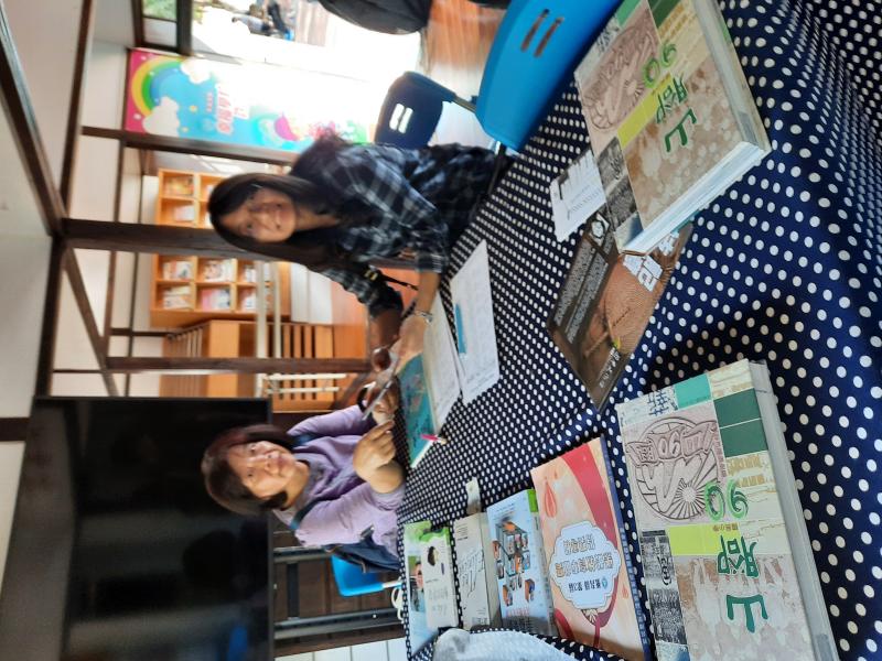 遊客喜歡在日式建築裡頭玩平板、看看書，享受休閒的時光。