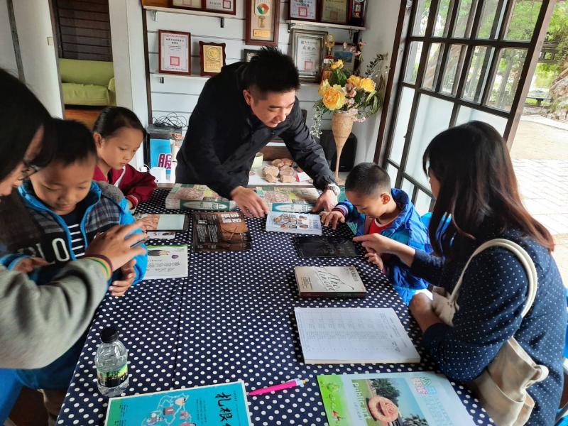 爸爸媽媽喜歡帶著孩子們在日式建築陪孩子一起做平板體驗