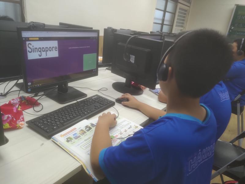孩子利用線上軟體做學習