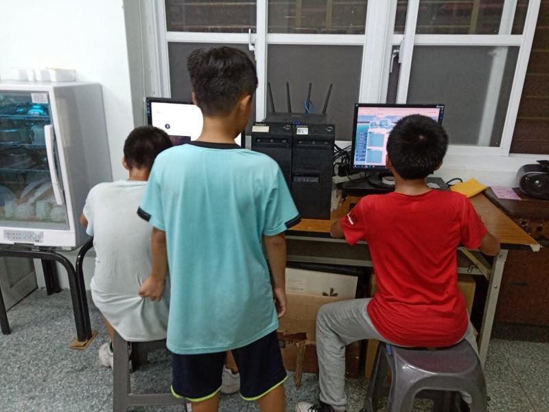 學生運用電腦學習
