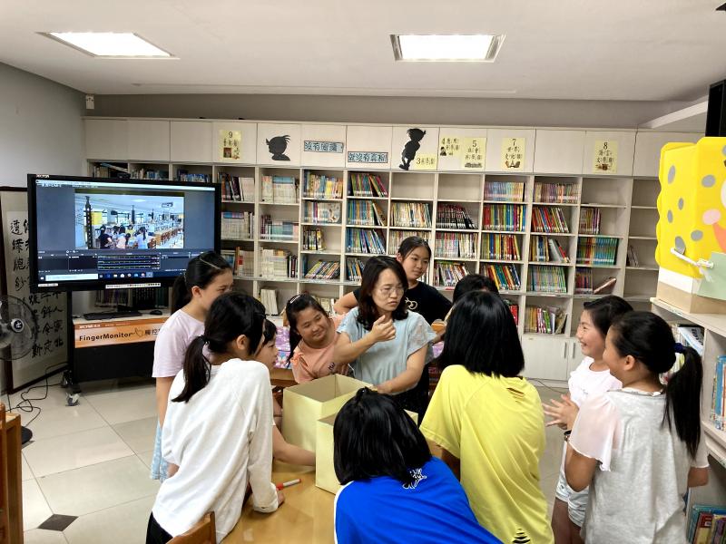 準備直播，老師先指導一下主持人。