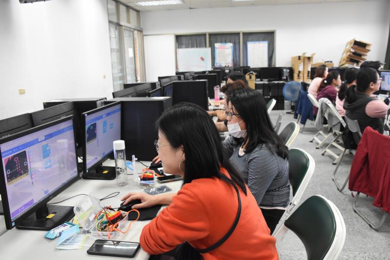 micro:bit 初體驗，小小一片功能多多