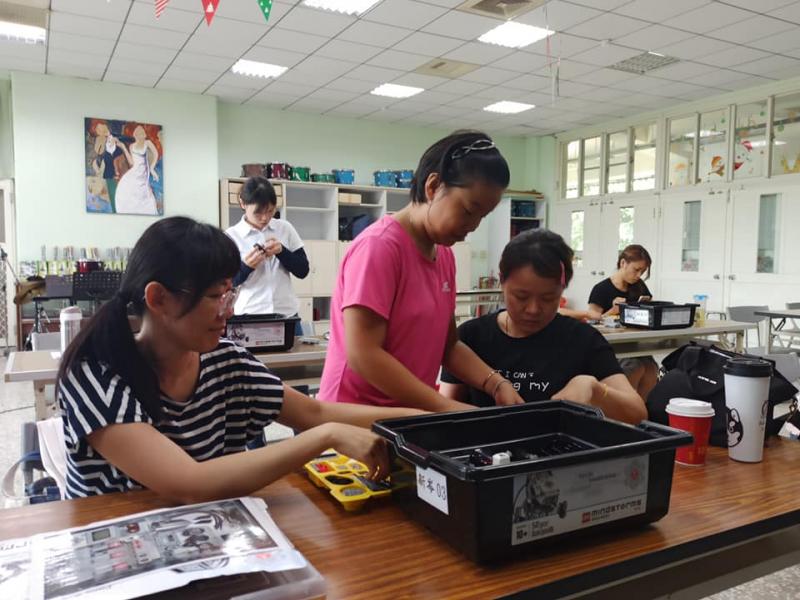 由學生擔任助教，教導正在擔任導師職位的老師
