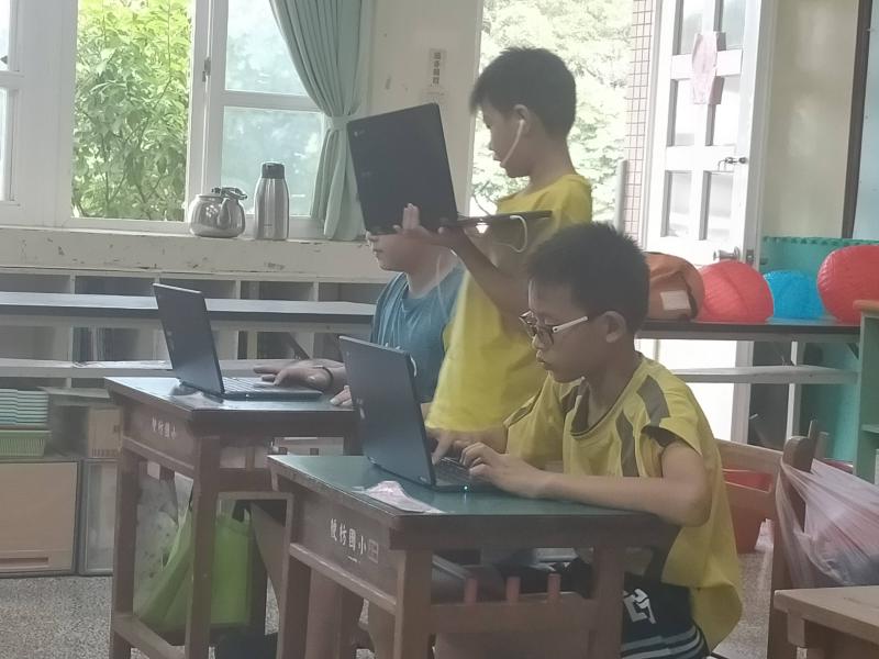學生使用筆電
